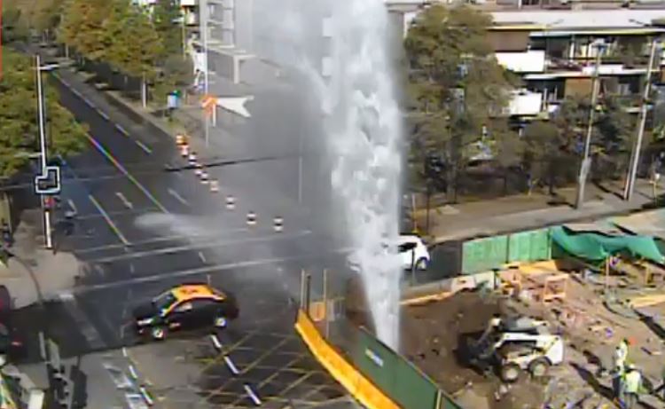 Matriz de agua se rompe en Las Condes