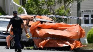 Exjugador de rugby habría metido a sus tres hijos y esposa a un auto para luego quemarlos vivos