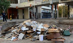 Municipalidad de Santiago multó a Carabineros por botar escombros en la vía pública