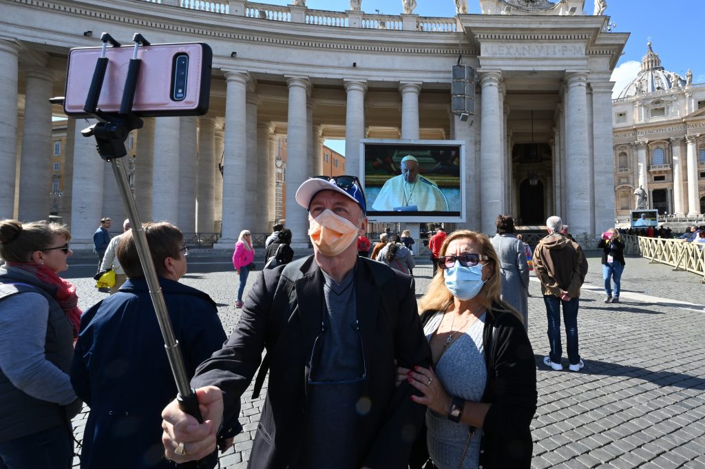 El Papa expresa su “cercanía” con enfermos de coronavirus en un mensaje por streaming
