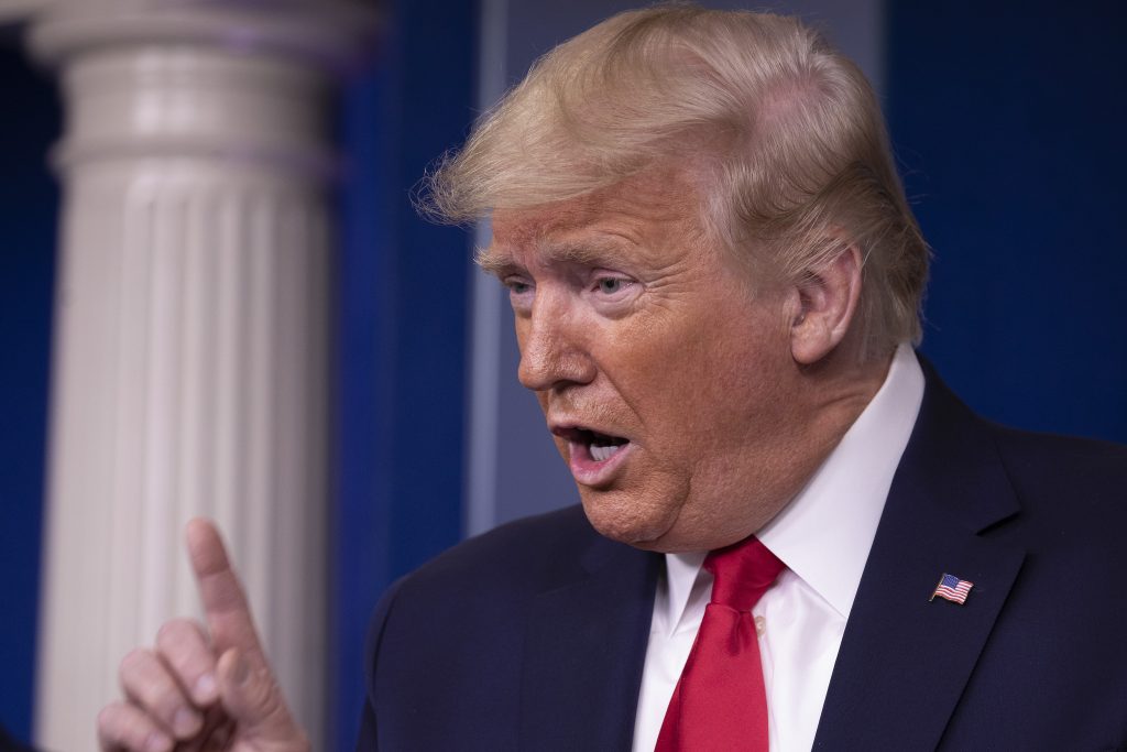 Trump dice estar “un poco enojado” con China por el coronavirus