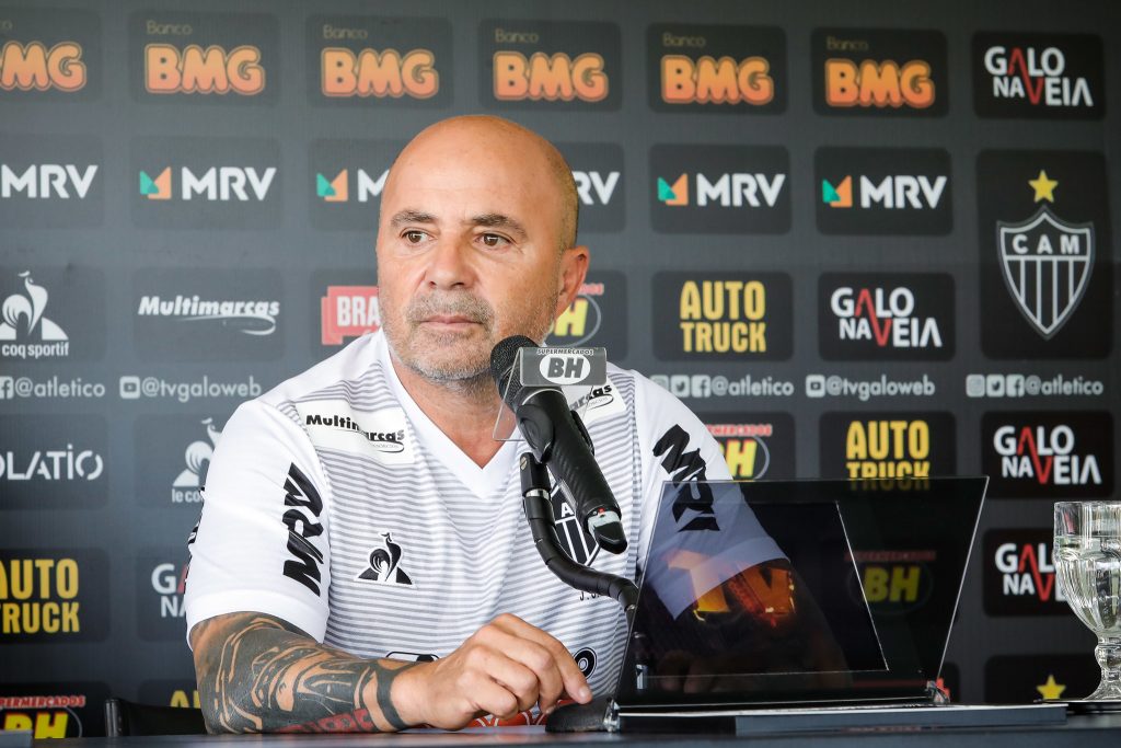 Jorge Sampaoli “pagó” las consecuencias del coronavirus y siguió el ejemplo del Barcelona