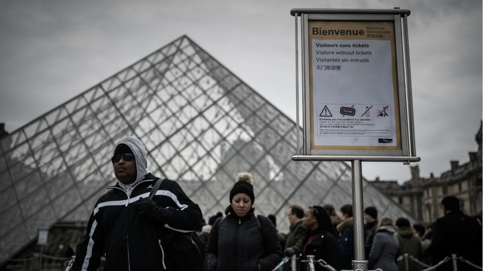 El museo del Louvre restringe su acceso debido al coronavirus