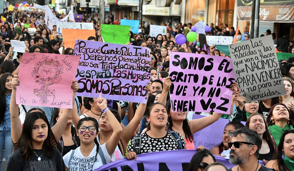 Resguardo policial del 8M serán solo carabineras: “Sería contraproducente violencia de mujeres contra mujeres”