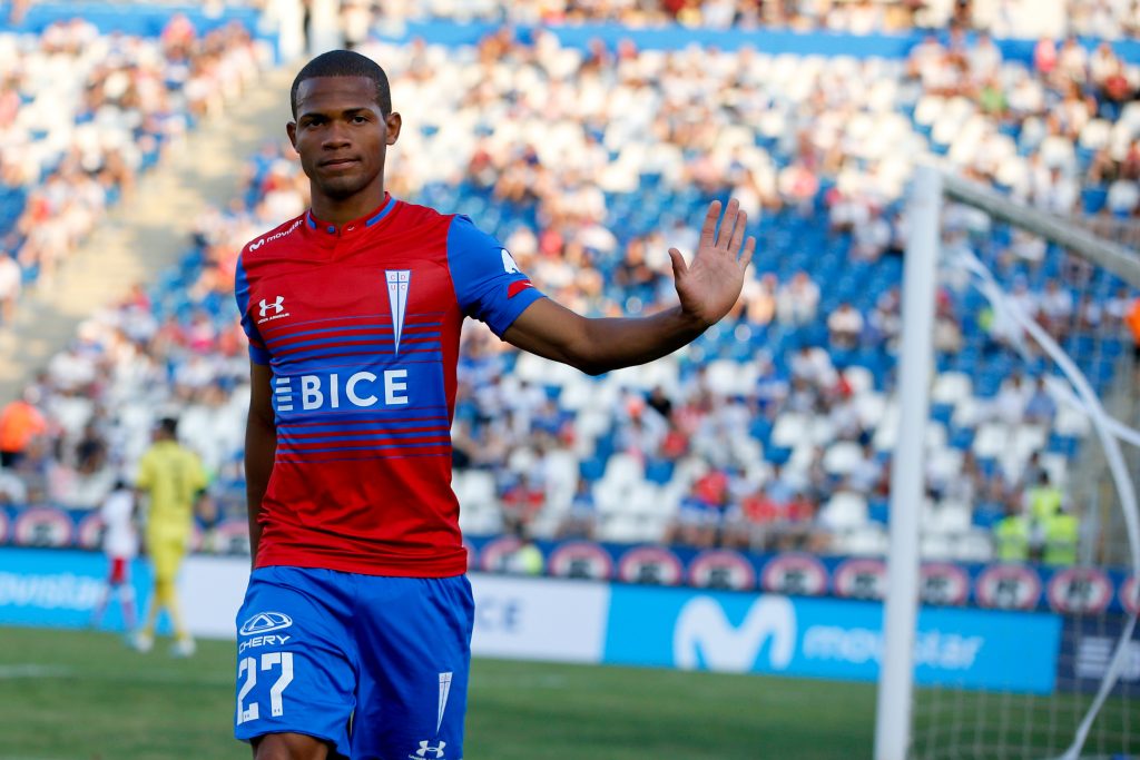 Dos cambios y línea de tres: así formará Universidad Católica en su debut por la Copa Libertadores