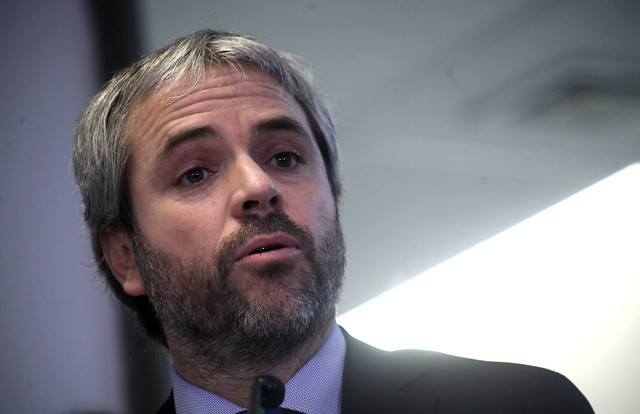 Ministro Blumel: Deben haber medidas cautelares más gravosas para los detenidos de la “primera línea”