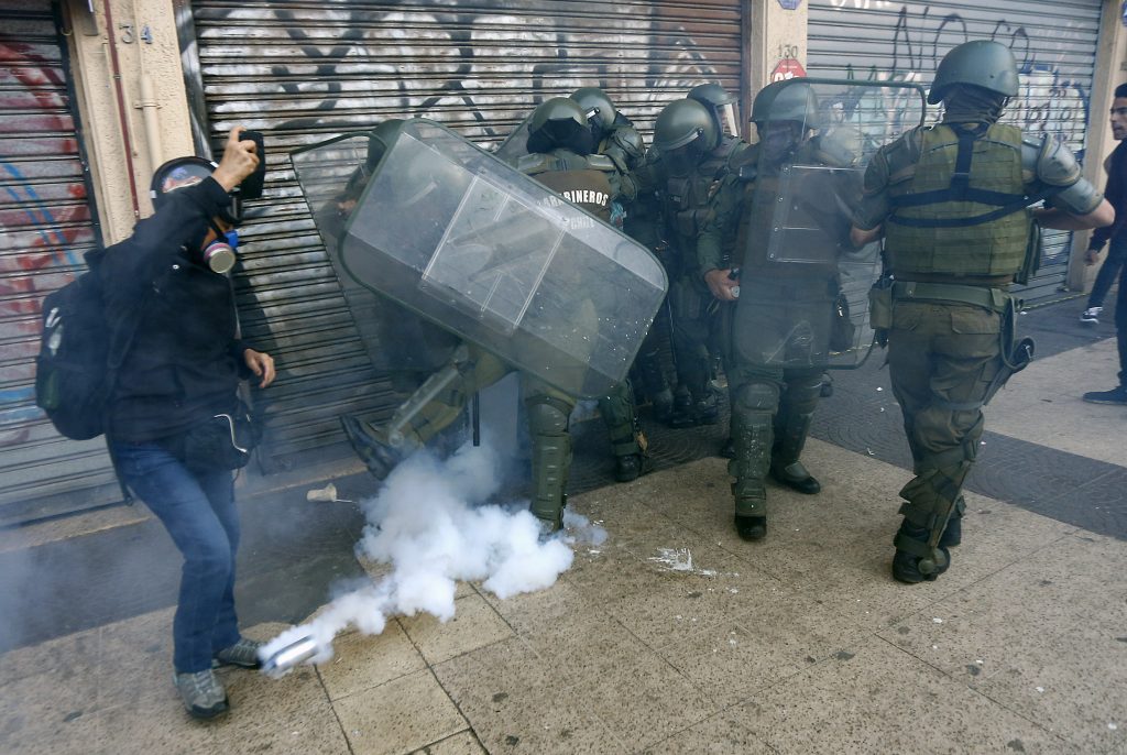 “Un ojo menos, fea c…”: registran agresión verbal de carabinero a manifestante