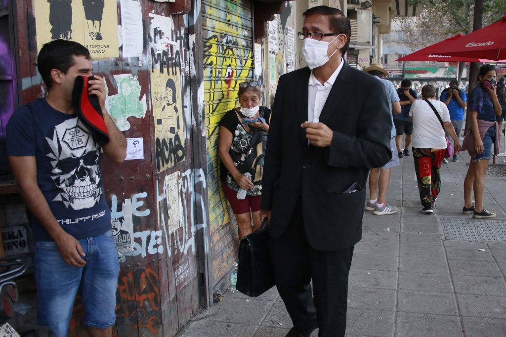“Estamos sitiados por la policía”: vecinos de Plaza Baquedano denunciaron instalación de muros de concreto