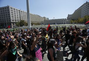 Incidentes aislados se registran en marcha por el 8M en Santiago