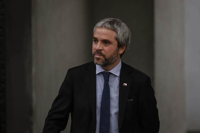 Ministro Blumel por detención a adulto mayor: “Se observa que hubo uso excesivo de la fuerza”