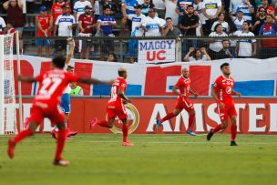 Hinchas de América de Cali y Universidad Católica se enfrentaron en las galerías