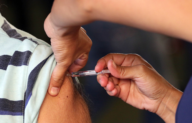 Comienza la vacunación contra la influenza: reportan aglomeración en los Cesfam