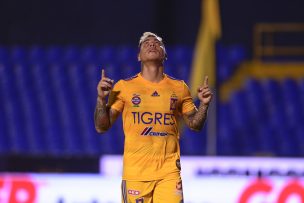 Eduardo Vargas tiene un pie y medio fuera de Tigres