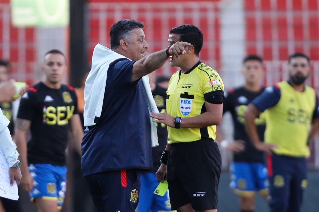 “Es una mie…”: técnico de Unión Española se lanzó con todo contra el VAR