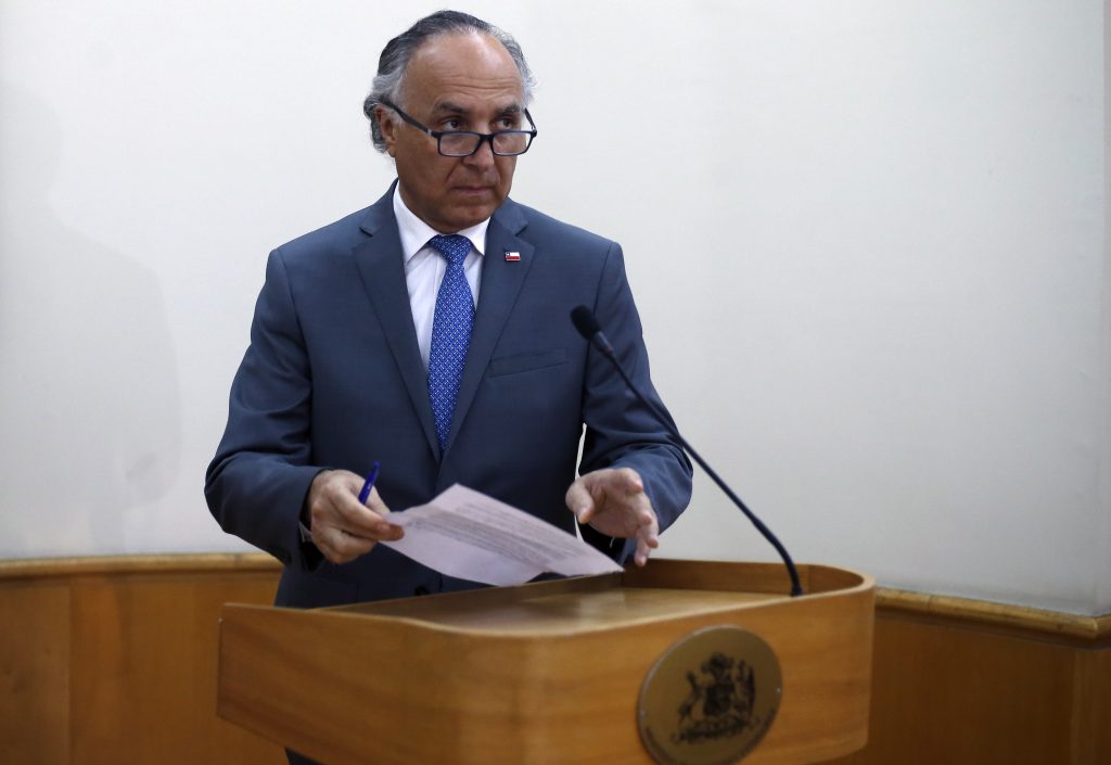 Canciller reconoce que es “cada vez es más difícil implementar vuelos de retorno a Chile”