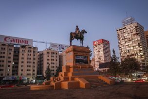 Limpian monumento de Baquedano durante la noche y amanece repintado