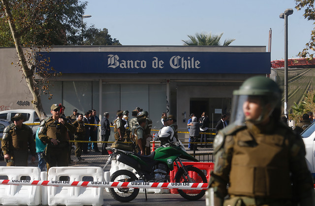Intercambio de balas durante asalto a banco en Estación Central: dos carabineros heridos