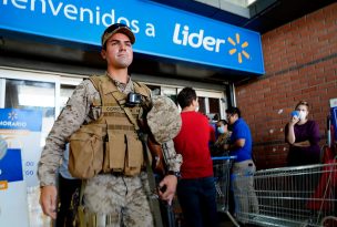 FOTOS | Militares llegan a resguardar supermercado Líder de Ñuñoa