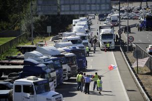 Camioneros bloquean Ruta 68 en protestas por muerte de chofer tras quema de su vehículo