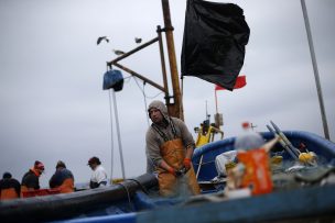 Un muerto y cinco desaparecidos deja choque entre botes pesqueros en Lebu