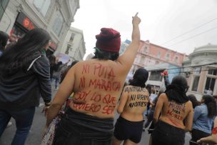 A rostro cubierto y torso desnudo mujeres gritaron contra iglesia del Santuario de Lourdes