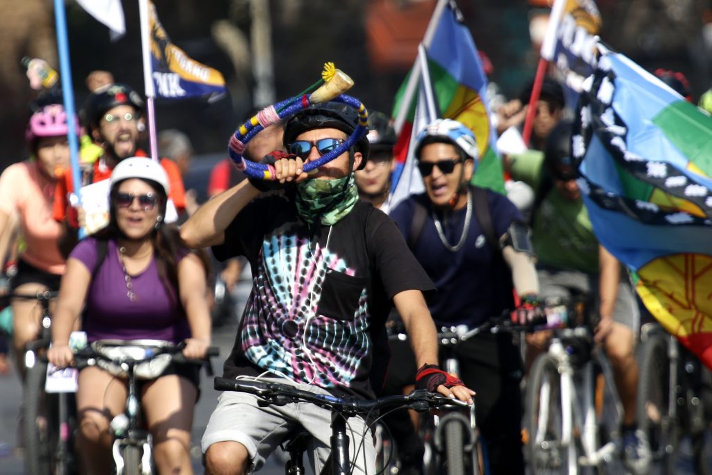 Miles de ciclistas inician marzo con gran caravana por el “Apruebo” en Santiago
