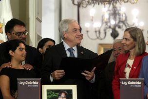 Presidente Piñera es duramente criticado por polémica frase durante promulgación de la Ley Gabriela