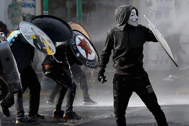 Carabineros detuvo a 62 miembros de la “primera línea”: 50 serán formalizados