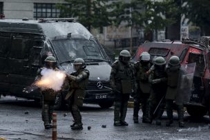 Amplían hasta el lunes detención de carabinero agredido que disparó a manifestante