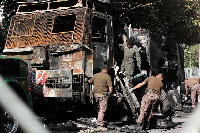 FOTOS | Carabineros retiró carro lanzaagua quemado por manifestantes en el centro de Santiago