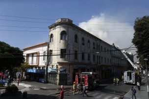 Incendio afectó segundo y tercer piso de tradicional café en el centro de Valparaíso