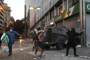 Detienen 5 adultos y 2 menores acusados de saquear farmacia en medio de protesta