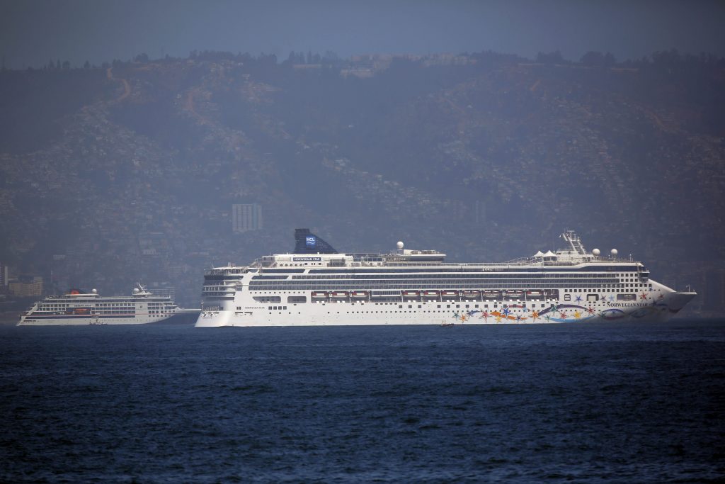 Cruceros se mantienen a la “deriva” en Valparaíso tras prohibición de racalar
