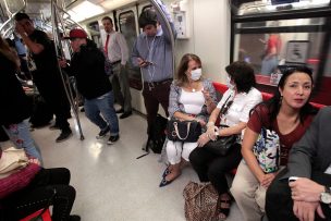 Primera semana en fase 3 partió sin uso masivo de mascarillas en el Metro de Santiago