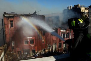 13 damnificados dejó incendio que destruyó tradicional casona de Playa Ancha