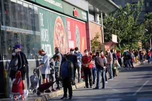 FOTOS | Largas filas en los supermercados previo a la cuarentena total en 7 comunas