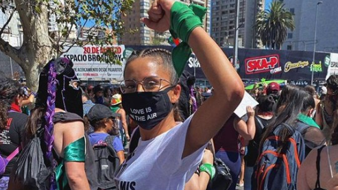 “Aborto sí, aborto no, eso lo decido yo”: Así fue la comentada participación de Cami en marcha por el 8M