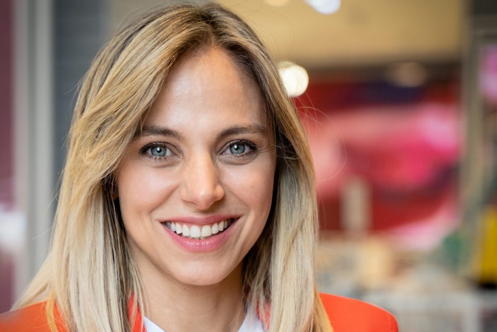 Mariana Derderián fue aplaudida tras realizar noble acción con sus vecinos