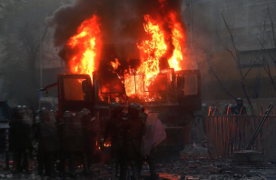 Carro lanza aguas termina totalmente quemado tras ataque con bomba molotov