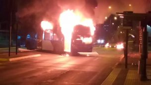 Quemaron bus del Transantiago en La Granja