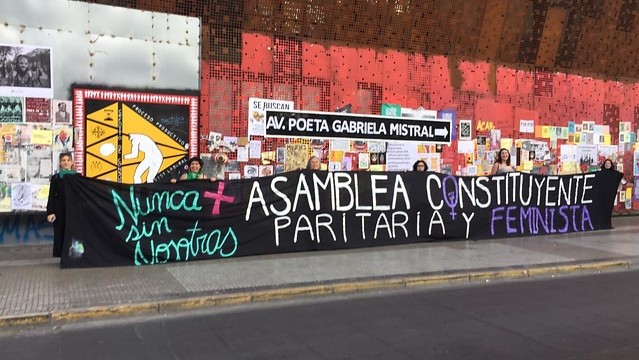 Feministas renombran la Alameda como Avenida Poeta Gabriela Mistral