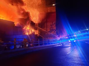 Incendio causó serios daños en galpón de Santiago Centro