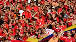 Como en casa: así recibieron los hinchas al plantel de América de Cali en la llegada a Santiago