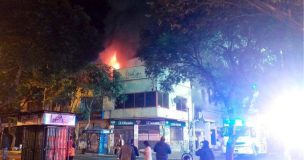 Incendio afectó locales comerciales en centro de Valparaíso