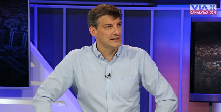 Reconocido abogado de televisión busca tocar mil puertas antes de la votación municipales