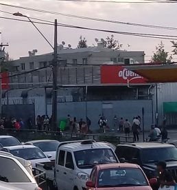 Encapuchados saquean supermercado en Peñalolén