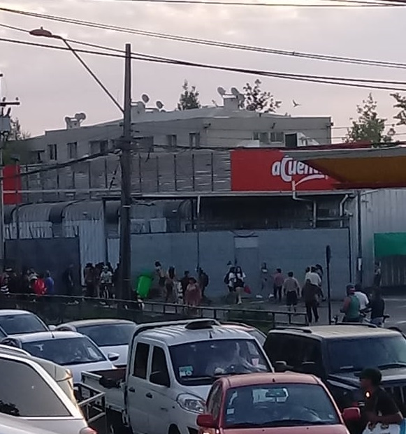 Encapuchados saquean supermercado en Peñalolén