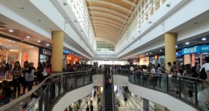 Trabajadores del Costanera Center, Parque Arauco y Alto Las Condes protestan para exigir el cierre de los malls por el coronavirus