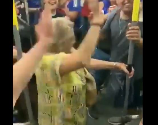 Jefa de barra: abuelita se encontró con hinchas de la U y entonó canciones como una “bullanguera” más