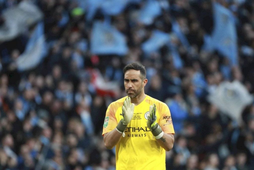 Claudio Bravo tiene un pie y medio fuera del Manchester City